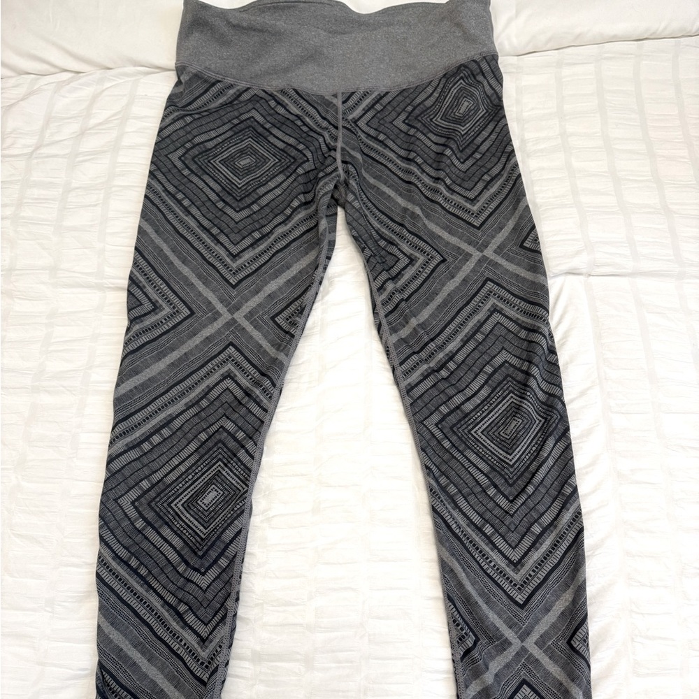 Fabletics grey and black print leggings. Soft and buttery light texture.